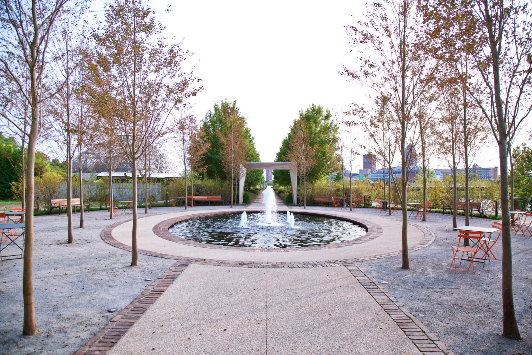 An extension from the Ruan Allée, the Ruan Reflection Garden welcomes guests with a fountain and reflection pool in the center of the ellipse-shaped space.